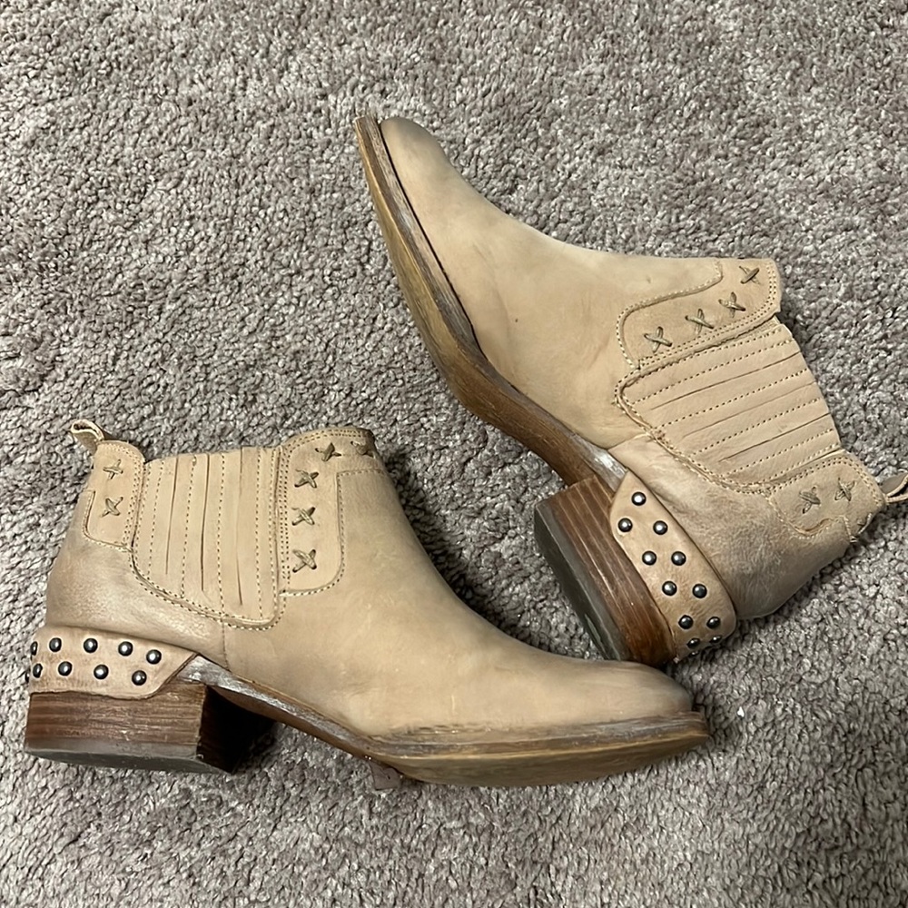 Naughty monkey ankle bootie, size 6. Nubuck material.